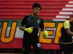 ernando-kiper-persebaya.jpg