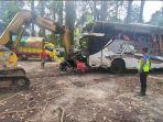 evakuasi-bus-pariwisata-yang-terjun-ke-jurang-di-Magetanjpg.jpg