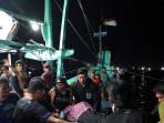 evakuasi-jenazah-nelayan-asal-Lamongan-Jatim-yang-meninggal-mendadak.jpg