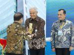 ganjar-pranowo-menerima-penghargaan-pembangunan-daerah-ppd.jpg