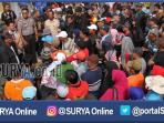 gresik-warga-ngasinan-kepung-gedung-dewan_20161020_185628.jpg