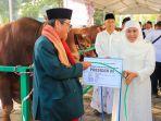 gubernur-jawa-timur-khofifah-indar-parawansa-menyerahkan-sapi-kurban.jpg