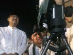 gus-ipul-dan-emil-elestianto-dardak-lihat-gerhana-bulan-total-di-masjid-al-akbar_20180131_202526.jpg