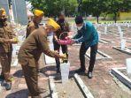 gus-muhdlor-saat-ziarah-ke-taman-makam-pahlawan-sidoarjo.jpg