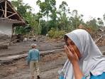 ibu-menangis-lihat-sekolah-anaknya-hancur-terdampak-erupsi-gunung-semeru-Lumajang-Jatim.jpg