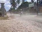 jalan-Desa-Sumberagung-yang-rusak-akibat-aktivitas-tambang-batu-andesit.jpg