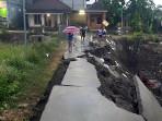 Jalan Cor di Ngusikan Jombang Ambles Diterjang Longsor, Akses Warga Terputus