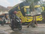 jalan-rusak-di-wisata-religi-Bangkalan.jpg