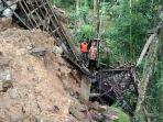jembatan-di-desa-ngares-kecamatan-trenggalek-putus.jpg