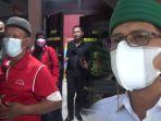 kades-jalan-cagak-subang-indra-zainal-alim-menyerahkan-surat-ahli-waris-korban-pembunuhan.jpg
