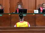 kakek-Sujito-saat-menjalani-sidang-di-PN-Bojonegoro-Jatim.jpg