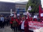 kantor-bpjs-kediri-dikepung-warga_20150513_130715.jpg