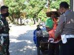kapolres-pamekasan-akbp-djoko-lestari-menyerahkan-bantuan-sembako-gratis.jpg