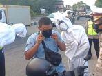 kasatlantas-polres-madiun-ari-bayuaji-ajak-pocong-mengingatkan-memakai-masker.jpg