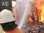 Gudang Kimia di Tambak Langon Surabaya Kebakaran Hebat, Truk Tangki Isi Etanol Meledak