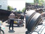 kecelakaan-truk-muatan-berat-kehilangan-keseimbangan-dan-terguling-ke-sisi-jalan.jpg