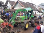 kegiatan-pembersihan-material-banjir-kalibaru.jpg