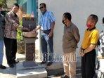 kepala-sekolah-smpn-1-pamekasan-jamil-kiri-pakai-batik-bersama-koordinator-ikatan.jpg