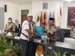 ketua-dpc-pbb-sidoarjo-saat-menyerahkan-berkas-pendaftaran-ke-ketua-kpu-sidoarjo.jpg