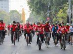 khofifah-indar-parawansa-gowes-bersama-para-dokter-jantung.jpg