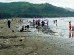 kondisi-Pantai-Gemah-Tulungagung-yang-dipenuhi-sampah-kiriman-2042024.jpg