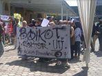 mahasiswa-Universitas-Islam-Jember-demo-saat-pelantikan-rektor-baru.jpg