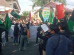 mahasiswa-unjuk-rasa-di-DPRD-Lamongan-tolak-kenaikan-harga-BBM.jpg