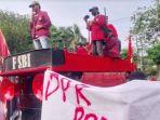 mahasiswa-unjuk-rasa-di-Kantor-DPRD-Sidoarjo.jpg
