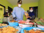 maidi-membungkus-makanan-di-dapur-umum.jpg