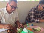 makan-ikan-sambal-khas-Lamongan.jpg