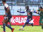 makan-konate-berebut-bola.jpg