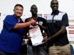 makan-konate-tengah-didampingi-general-arema-fc-ruddy-widodo-kiri.jpg