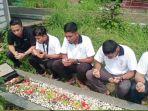 manajer-official-dan-para-pemain-Persela-Lamongan-ziarah-ke-makam-Choirul-Huda.jpg