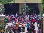 massa-emak-emak-unjuk-rasa-di-DPRD-Kabupaten-Gresik-Jatim.jpg