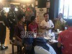 memberikan-imbauan-ke-pengunjung-cafe.jpg