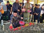 menabur-bunga-di-makam-Naufal-di-Tlogopojok-Gresik-Jumat-3102025.jpg