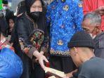 menteri-sosial-tri-rismaharini-beri-santunan-kepada-korban-tragedi-kanjuruhan.jpg