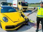mobil-sports-Porsche-tabrak-Honda-Jazz-di-Tol-Kertosono-Caruban-Jatim.jpg