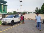 mobil-yang-ditabrak-tahanan-Bea-Cukai-Bojonegoro-yang-kabur-di-RSUD-dr-Koesma-Tuban.jpg