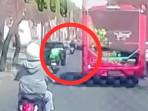 momen-Mobil-Toyota-Innova-hitam-melaju-di-depan-Bus-Suroboyo.jpg