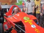 muhadjir-effendy-menjajal-mobil-balap-formula-1_20160811_110438.jpg