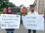 surabaya/orang-tua-Faizul-Rahman-unjuk-rasa.jpg