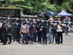 para-emak-emak-datangi-polrestabes-bandung-meminta-anaknya-dikembalikan.jpg