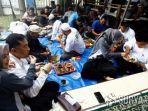 paslon-bhs-taufik-bersama-istri-mereka-makan-ikan-bakar-bareng-nelayan-di-sedati-sidoarjo.jpg