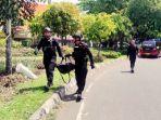 pasukan-Gegana-menenteng-tas-berisi-granat.jpg
