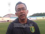 pelatih-persebaya-aji-santoso-di-stadion-gelora-delta.jpg