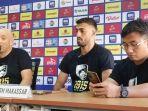 pelatih-psm-makassar-bernando-tavares-di-stadion-gbt-surabaya.jpg