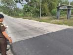 pembangunan-ruas-jalan-beton-Mantup-Ayamalas-Kamis-9102025.jpg