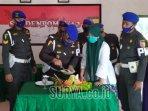 pemotongan-tumpeng-sebagai-puncak-peringatan-hut-pomad.jpg
