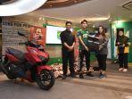 penyerahan-hadiah-motor-Honda-undian-Persebaya.jpg